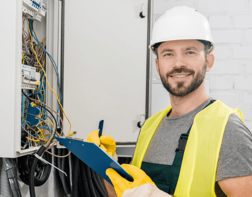 TABLERO DE TRANSFERENCIA

El tablero de transferencia en baja tensión está compuesto generalmente por dos interruptores motorizados o por dos contactores, uno para red y uno para planta, con enclavamiento eléctrico y mecánico entre ellos.. De acuerdo al tamaño de los equipos, tenemos los siguientes tipos: 

 1. Tipo Autosoportado 
2. Tablero de adosar a muro